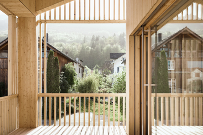 Holzhaus mit Lehmkern